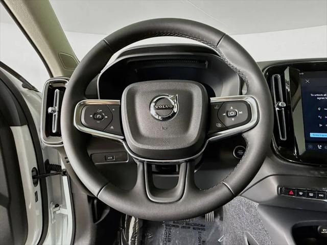 2026 Volvo XC40 Plus, B4 FWD Gas (mild hybrid), Dark