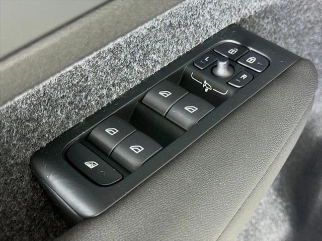 2026 Volvo XC40 Plus, B4 FWD Gas (mild hybrid), Dark