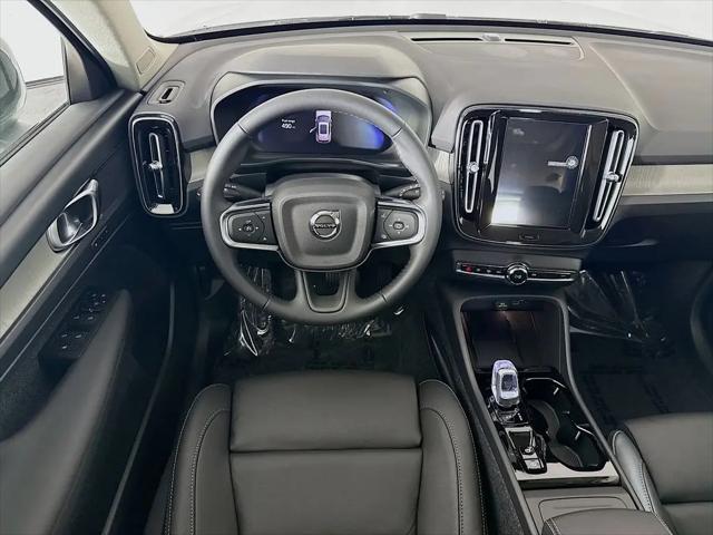 2026 Volvo XC40 Plus, B4 FWD Gas (mild hybrid), Dark