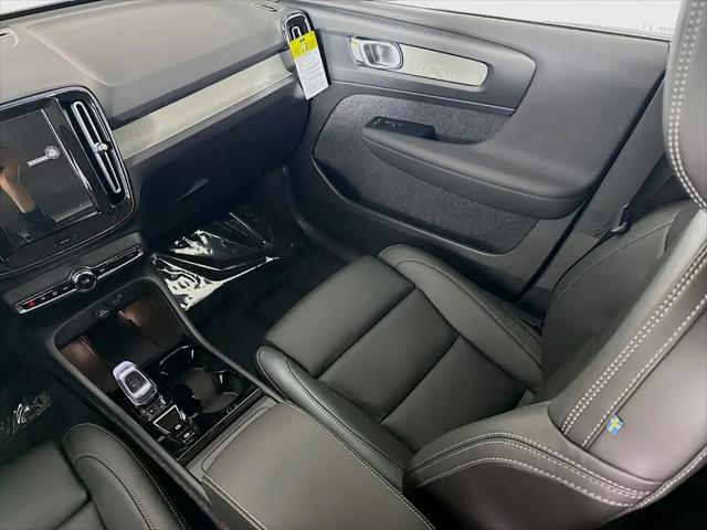 2026 Volvo XC40 Plus, B4 FWD Gas (mild hybrid), Dark