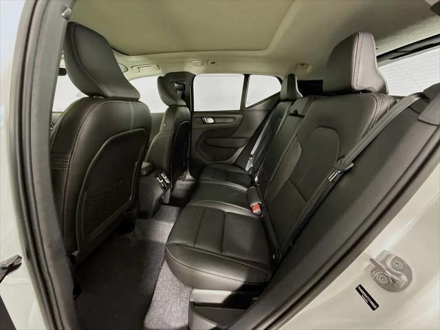2026 Volvo XC40 Plus, B4 FWD Gas (mild hybrid), Dark