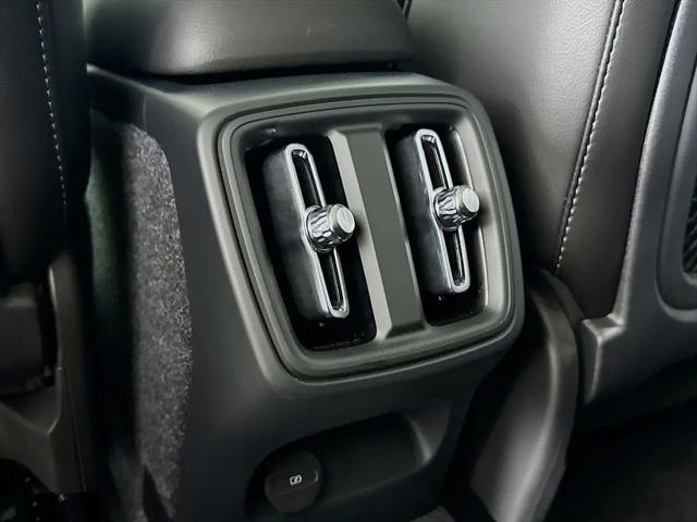 2026 Volvo XC40 Plus, B4 FWD Gas (mild hybrid), Dark