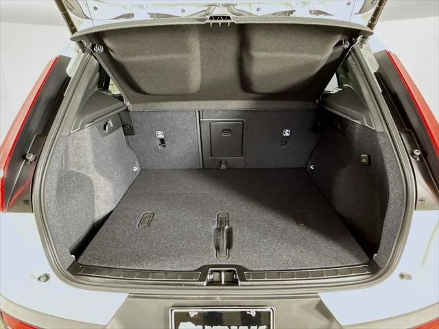 2026 Volvo XC40 Plus, B4 FWD Gas (mild hybrid), Dark