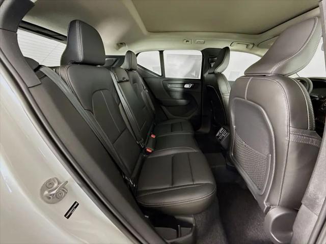 2026 Volvo XC40 Plus, B4 FWD Gas (mild hybrid), Dark