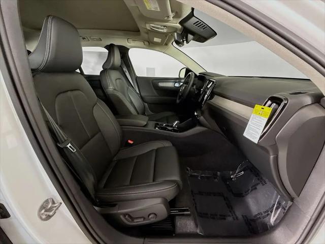 2026 Volvo XC40 Plus, B4 FWD Gas (mild hybrid), Dark