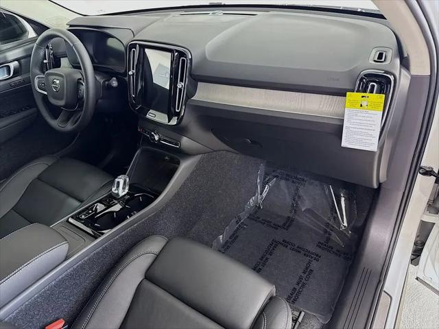 2026 Volvo XC40 Plus, B4 FWD Gas (mild hybrid), Dark