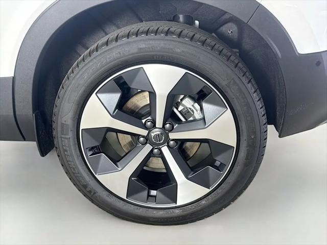 2026 Volvo XC40 Plus, B4 FWD Gas (mild hybrid), Dark