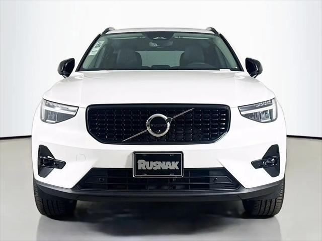 2026 Volvo XC40 Plus, B4 FWD Gas (mild hybrid), Dark