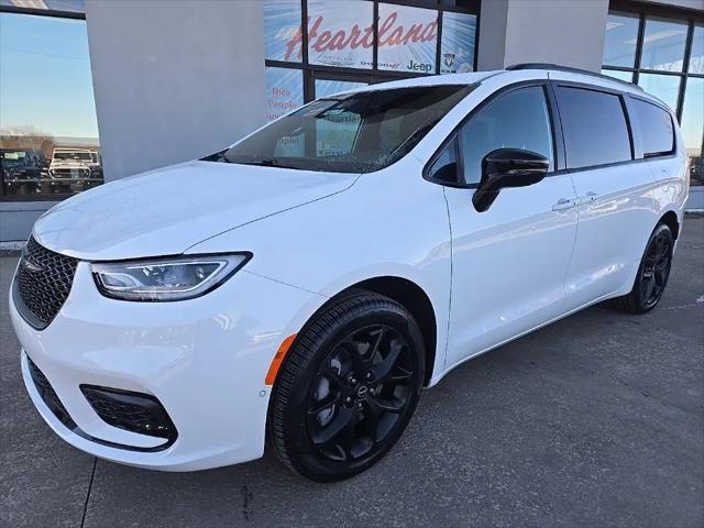2026 Chrysler Pacifica Select AWD