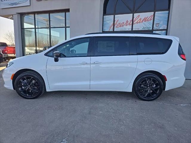 2026 Chrysler Pacifica Select AWD