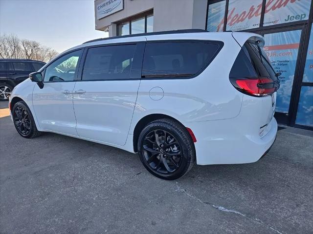 2026 Chrysler Pacifica Select AWD