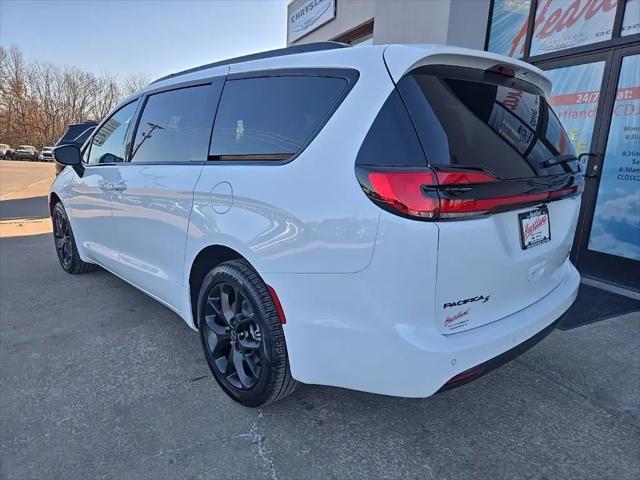 2026 Chrysler Pacifica Select AWD