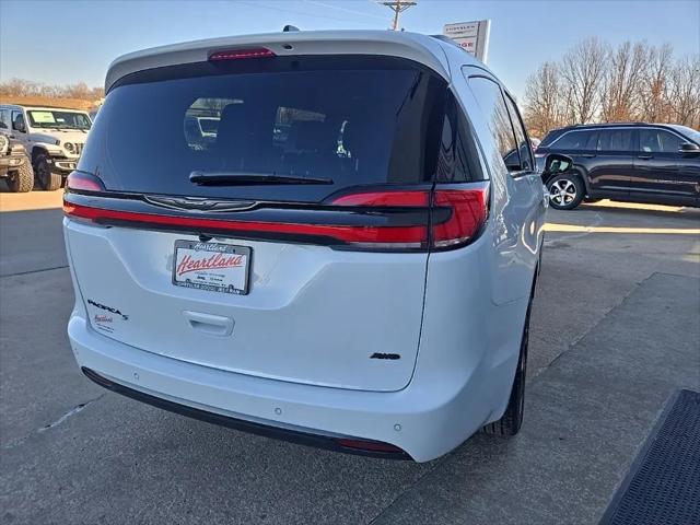 2026 Chrysler Pacifica Select AWD