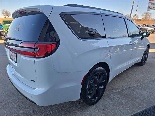 2026 Chrysler Pacifica Select AWD