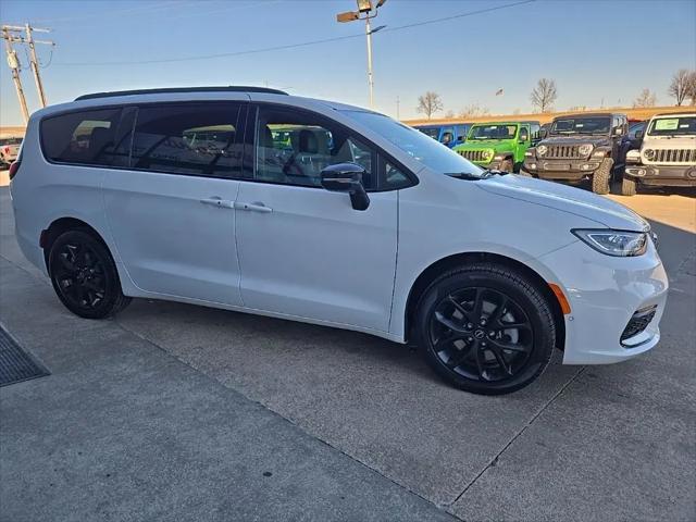 2026 Chrysler Pacifica Select AWD