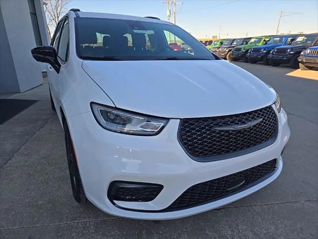 2026 Chrysler Pacifica Select AWD