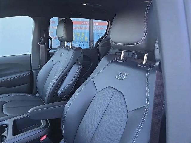 2026 Chrysler Pacifica Select AWD