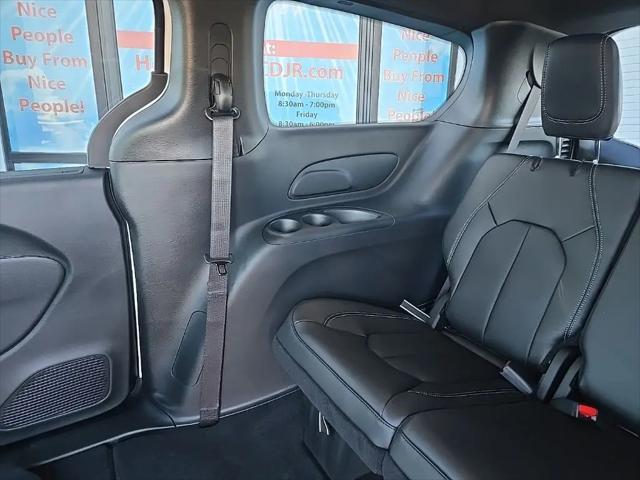 2026 Chrysler Pacifica Select AWD