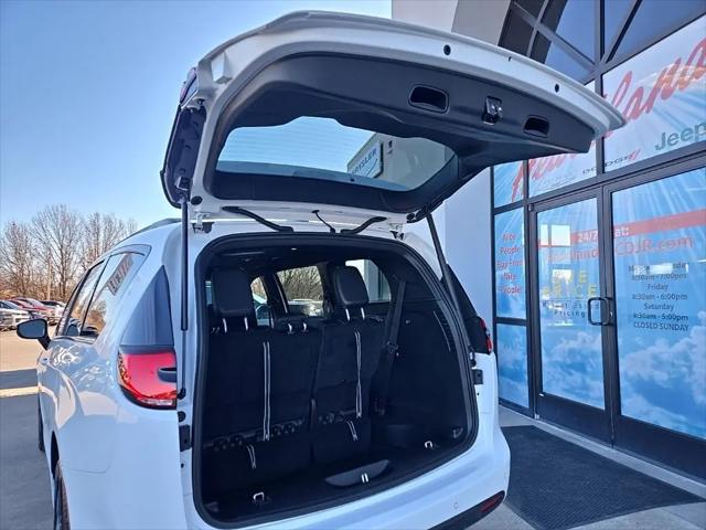2026 Chrysler Pacifica Select AWD