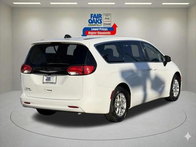 2022 Chrysler Voyager LX