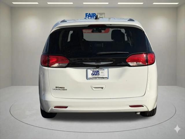 2022 Chrysler Voyager LX