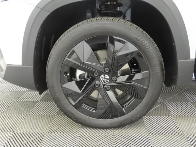 2026 Volkswagen Taos SE Black