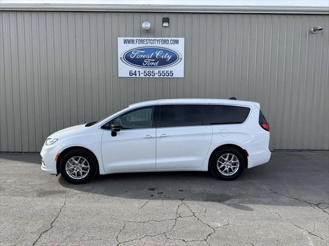 2025 Chrysler Pacifica Select for sale in Forest City, IA