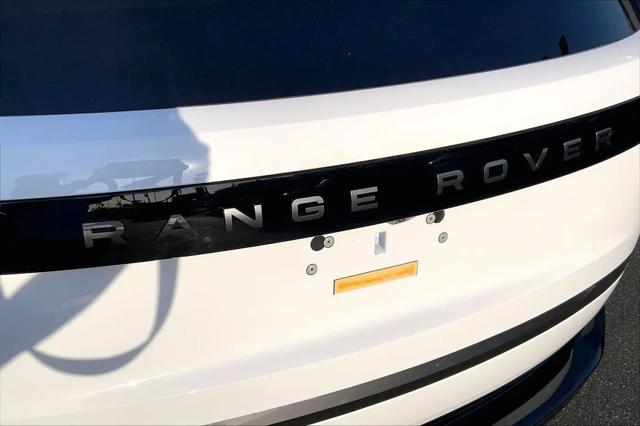 2026 Land Rover Range Rover P550e SE