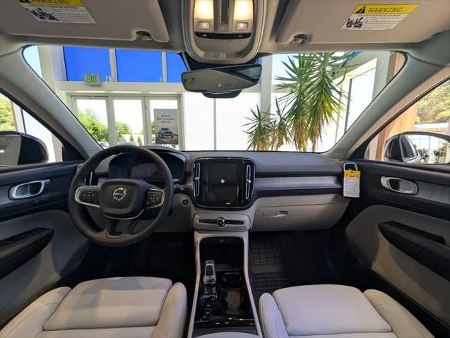 2026 Volvo XC40 Plus, B5 AWD Gas (mild hybrid), Dark