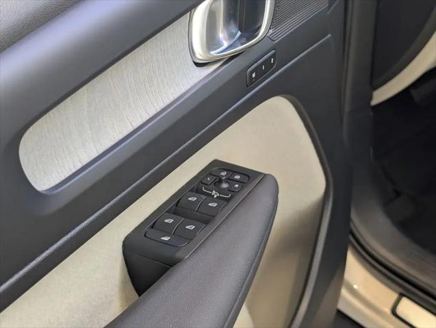 2026 Volvo XC40 Plus, B5 AWD Gas (mild hybrid), Dark