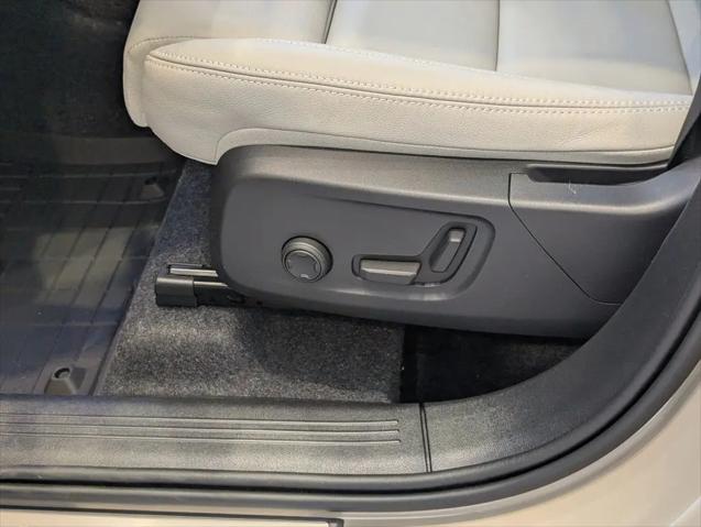 2026 Volvo XC40 Plus, B5 AWD Gas (mild hybrid), Dark