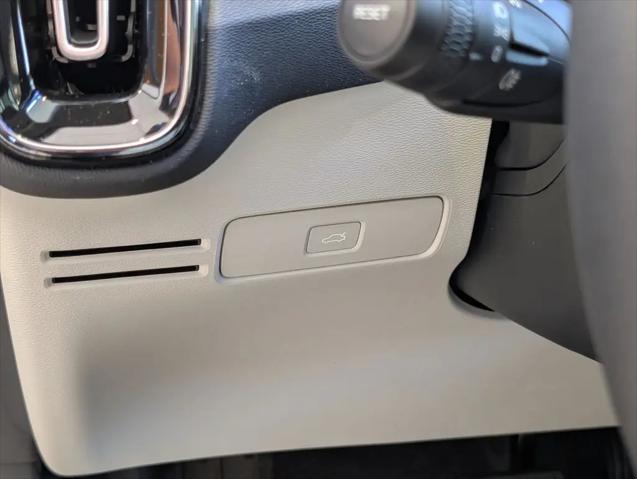 2026 Volvo XC40 Plus, B5 AWD Gas (mild hybrid), Dark
