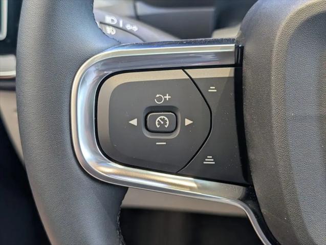 2026 Volvo XC40 Plus, B5 AWD Gas (mild hybrid), Dark