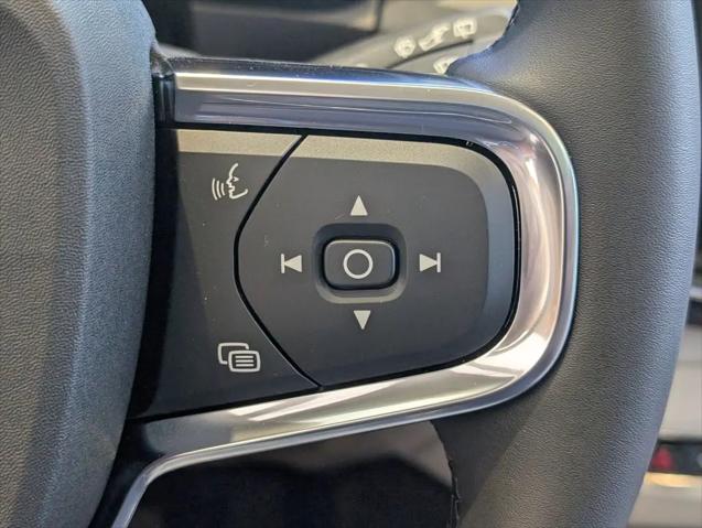 2026 Volvo XC40 Plus, B5 AWD Gas (mild hybrid), Dark