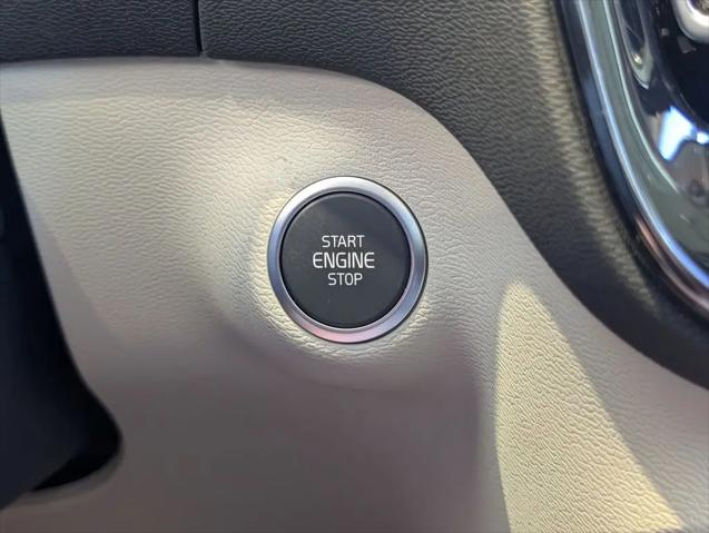 2026 Volvo XC40 Plus, B5 AWD Gas (mild hybrid), Dark