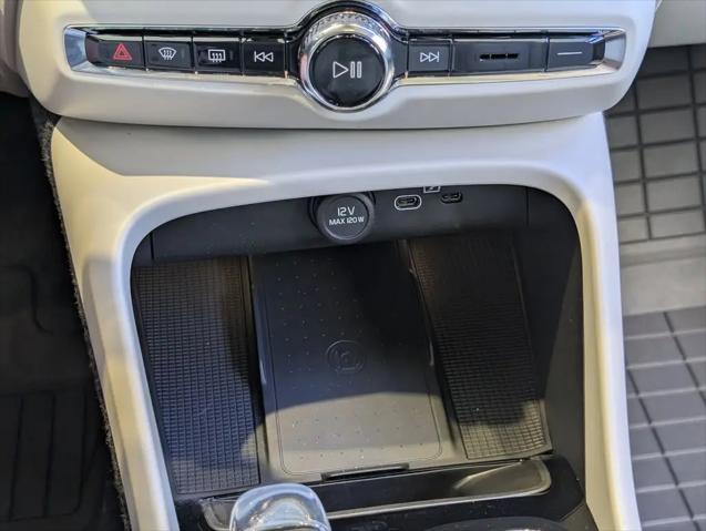 2026 Volvo XC40 Plus, B5 AWD Gas (mild hybrid), Dark