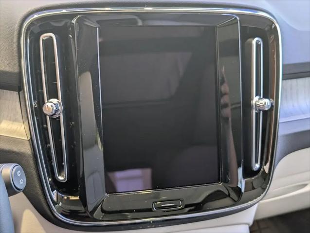 2026 Volvo XC40 Plus, B5 AWD Gas (mild hybrid), Dark