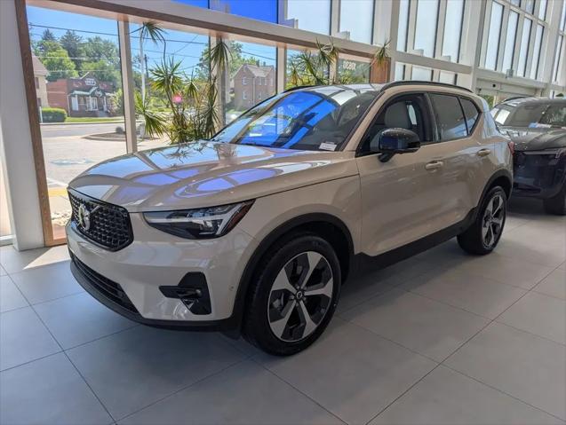 2026 Volvo XC40 Plus, B5 AWD Gas (mild hybrid), Dark