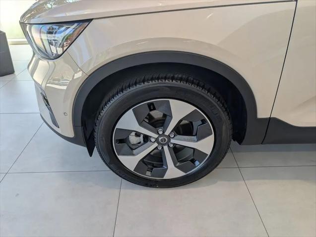 2026 Volvo XC40 Plus, B5 AWD Gas (mild hybrid), Dark