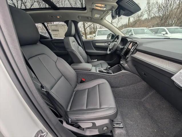 2026 Volvo XC40 Core, B5 AWD Gas (mild hybrid), Dark