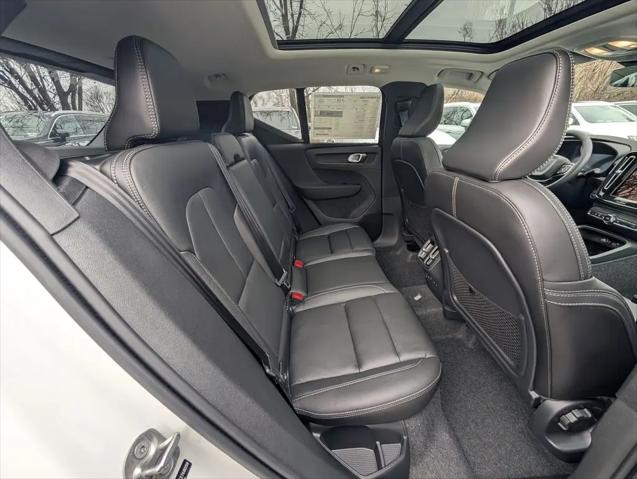 2026 Volvo XC40 Core, B5 AWD Gas (mild hybrid), Dark