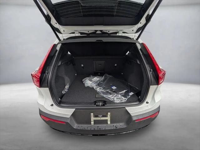 2026 Volvo XC40 Core, B5 AWD Gas (mild hybrid), Dark