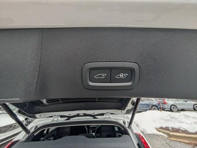 2026 Volvo XC40 Core, B5 AWD Gas (mild hybrid), Dark