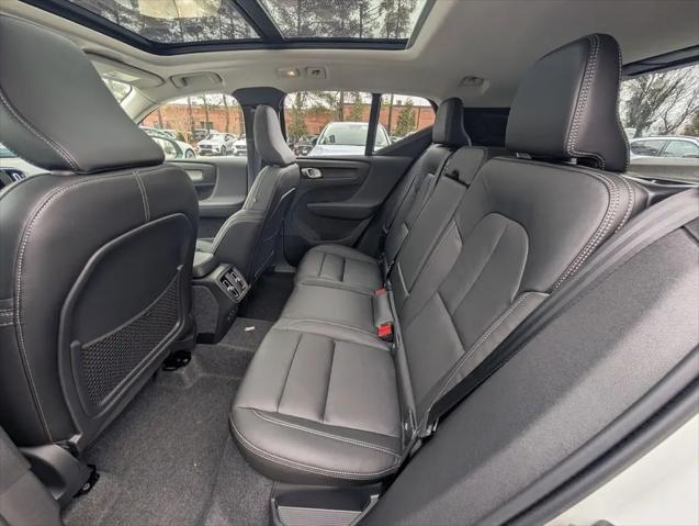 2026 Volvo XC40 Core, B5 AWD Gas (mild hybrid), Dark
