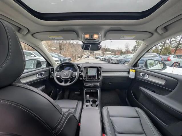 2026 Volvo XC40 Core, B5 AWD Gas (mild hybrid), Dark