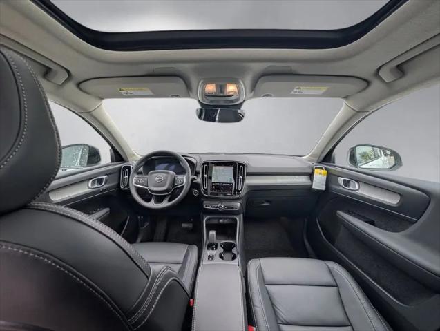 2026 Volvo XC40 Core, B5 AWD Gas (mild hybrid), Dark