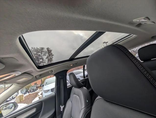 2026 Volvo XC40 Core, B5 AWD Gas (mild hybrid), Dark
