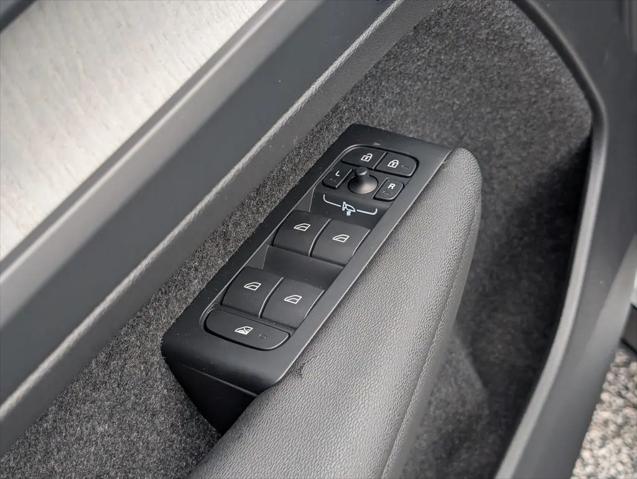 2026 Volvo XC40 Core, B5 AWD Gas (mild hybrid), Dark