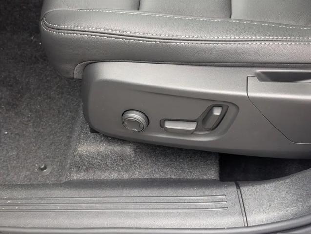 2026 Volvo XC40 Core, B5 AWD Gas (mild hybrid), Dark