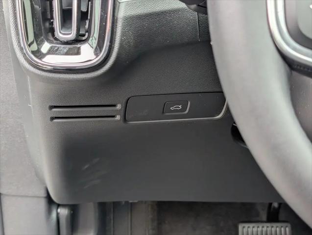 2026 Volvo XC40 Core, B5 AWD Gas (mild hybrid), Dark